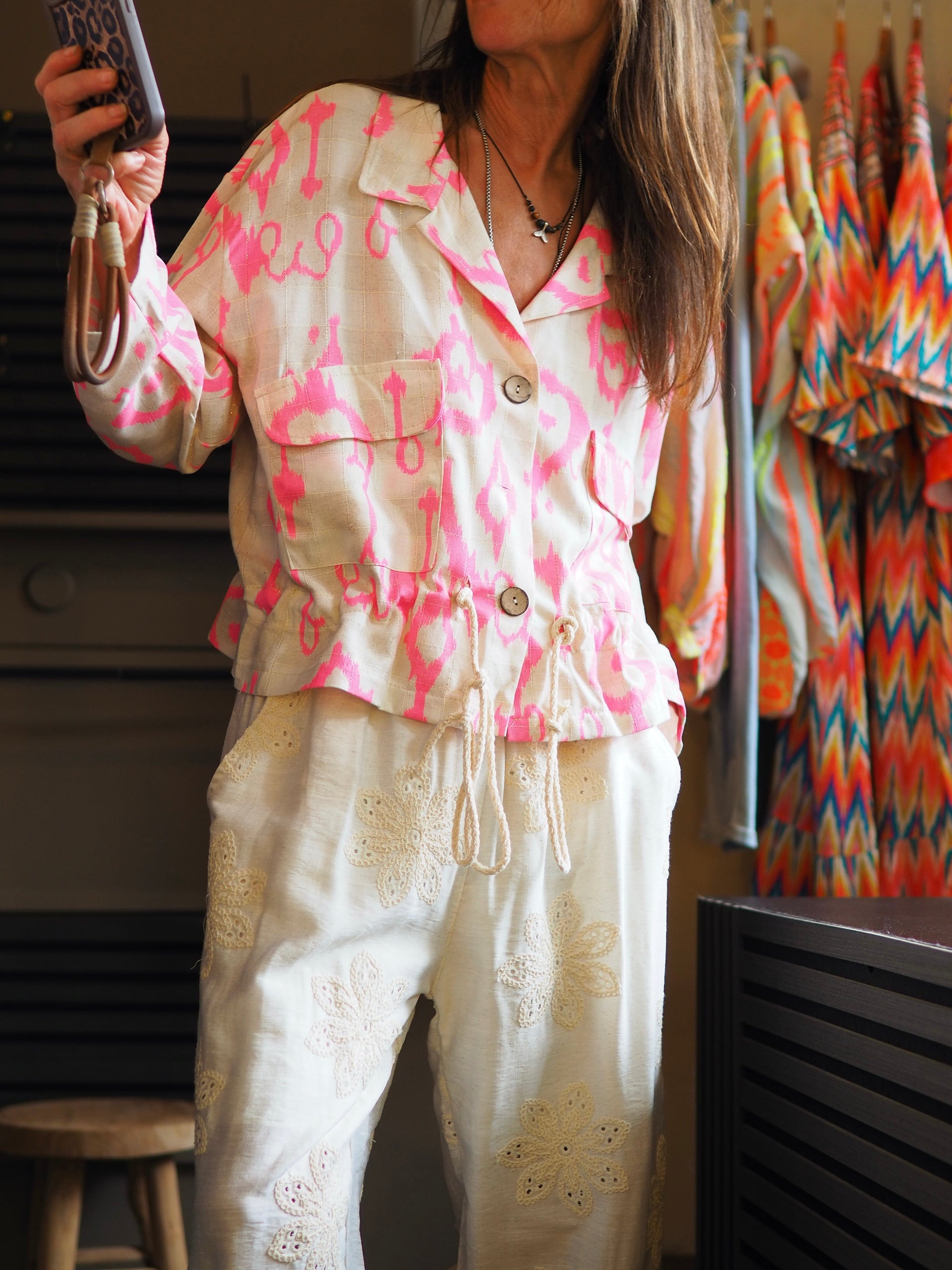 Taille unique convient du 36 au 40/42.

Mesures : Tour de poitrine 116cm Longueur dos 55cm.
Composition : 50% Lin 50% Viscose.
Cathy mesure 1m66 fait un 36 et porte une taille unique.


Veste ou blouse écru et rose. Cordon réglable à la taille.
