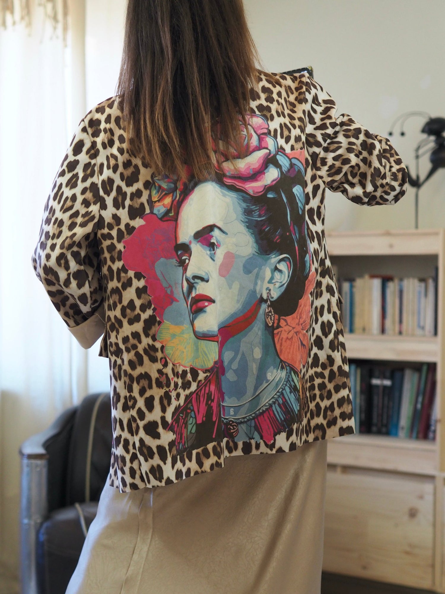 Veste en suédine (effet daim) léopard Frida kahlo

92%Polyester 8% Elasthane.
Taille unique convient du 36 au 44.
Largeur dos 58cm Longueur dos 73cm.