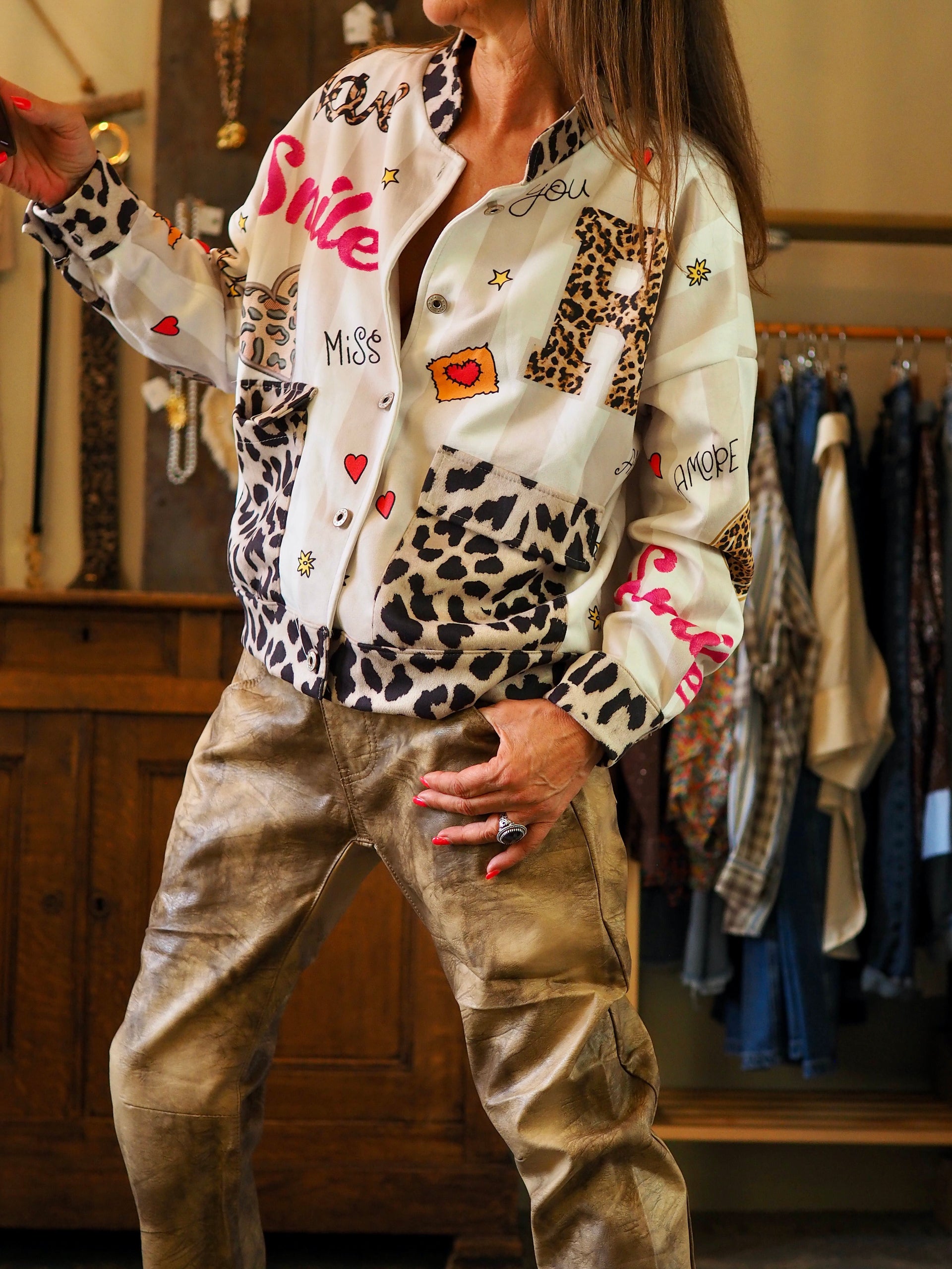 Blouson en suédine écru et léopard avec motifs. 2 poches et boutons avant.

50% Viscose 35% Polyesther 10% PU 5% Elasthane.
Taille unique convient du 36 au 42.
Largeur dos 62cm Longueur dos 60cm.