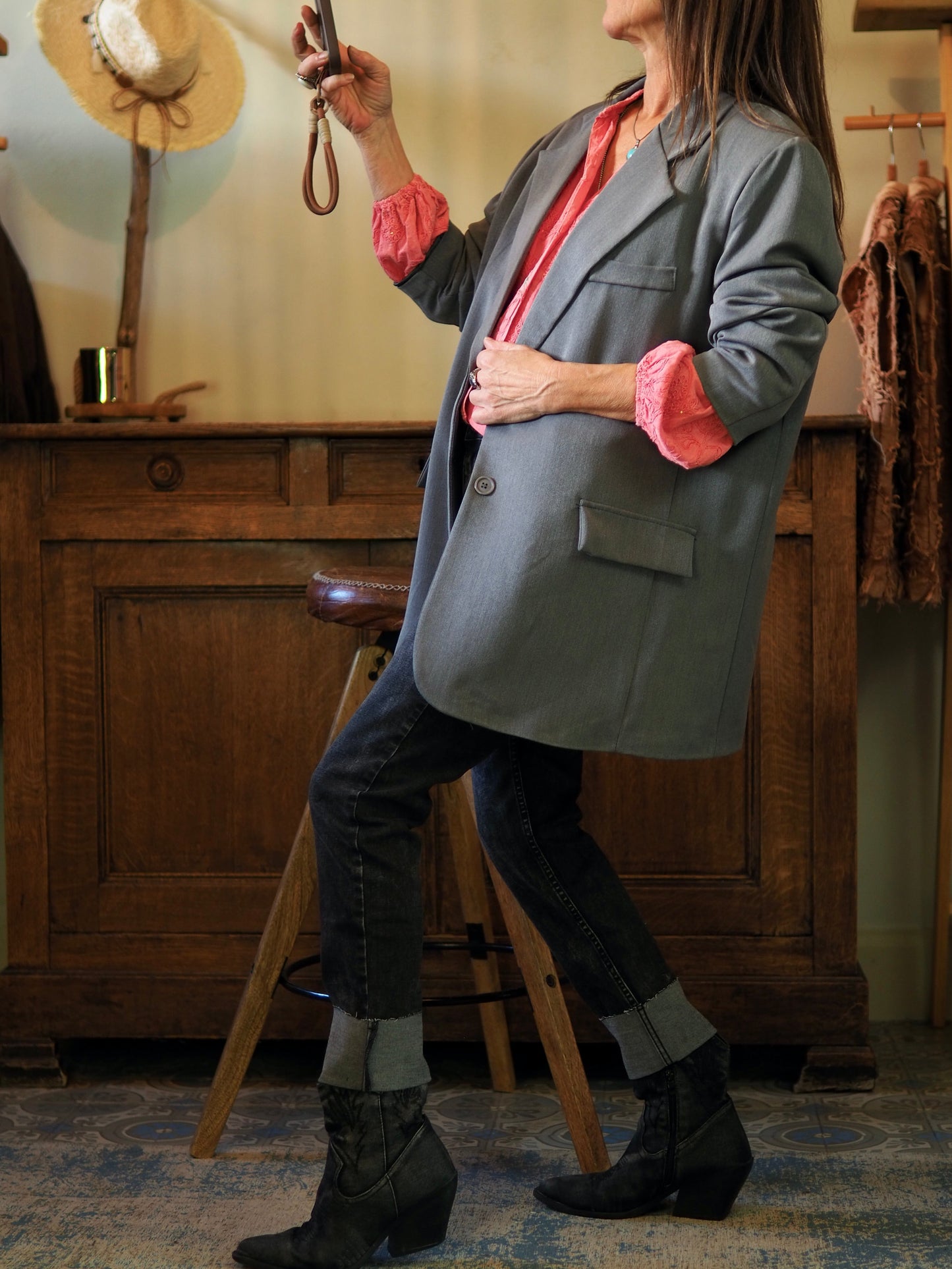 La Veste Louise allie confort et élégance. Oversize en gris avec doublure intérieure, elle s'adapte à tous les styles

Taille unique convient du 36 au 42.
74% Polyester 22% Viscose 4% Elasthane.
Largeur dos 63cm Longueur dos 80cm.