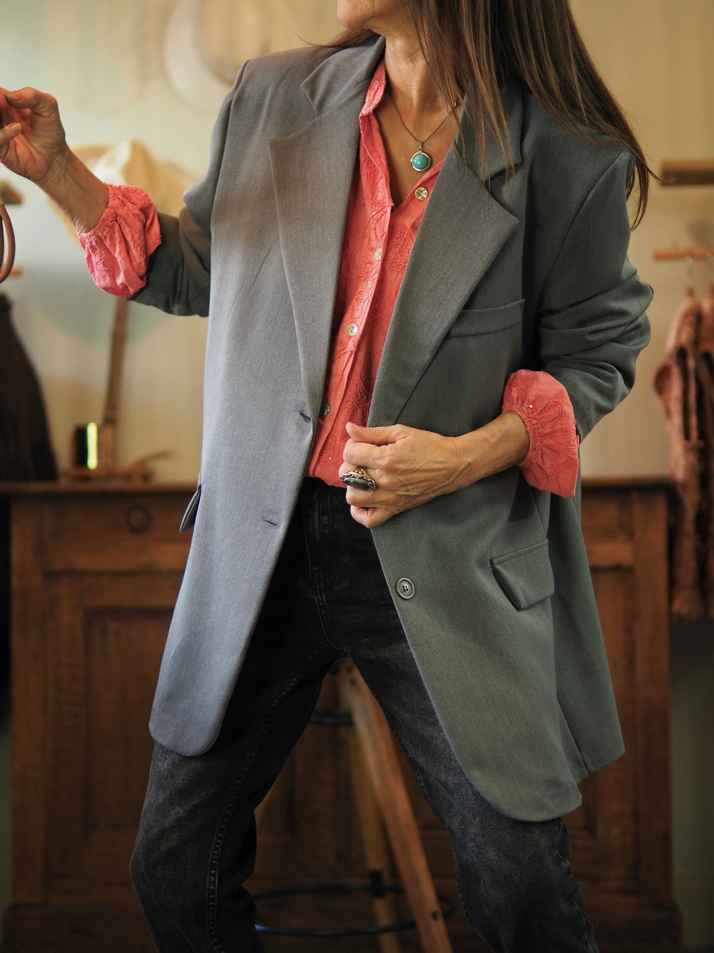 La Veste Louise allie confort et élégance. Oversize en gris avec doublure intérieure, elle s'adapte à tous les styles

Taille unique convient du 36 au 42.
74% Polyester 22% Viscose 4% Elasthane.
Largeur dos 63cm Longueur dos 80cm.